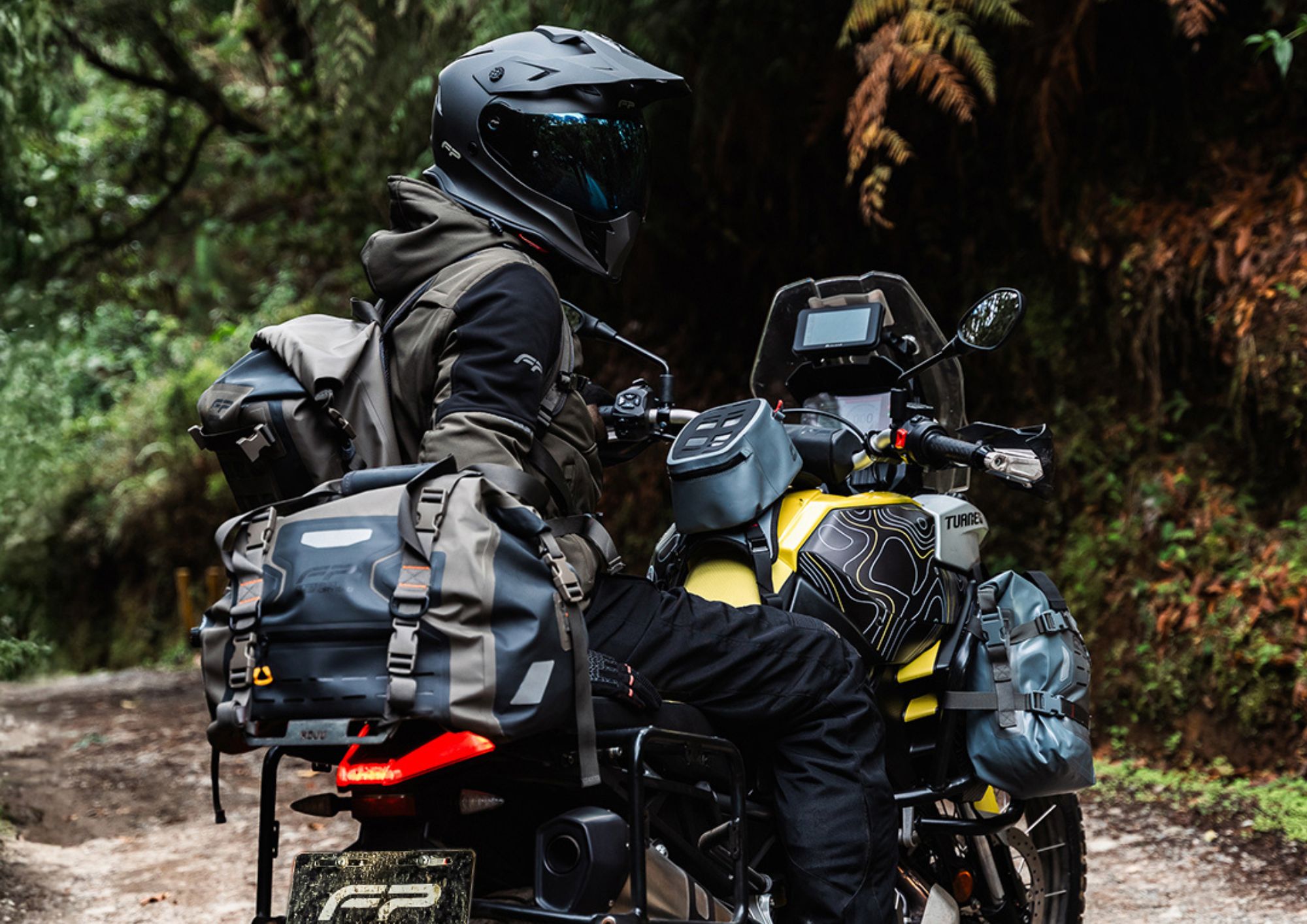 Equipaje para viajar en moto: qué llevar y cómo cargarlo